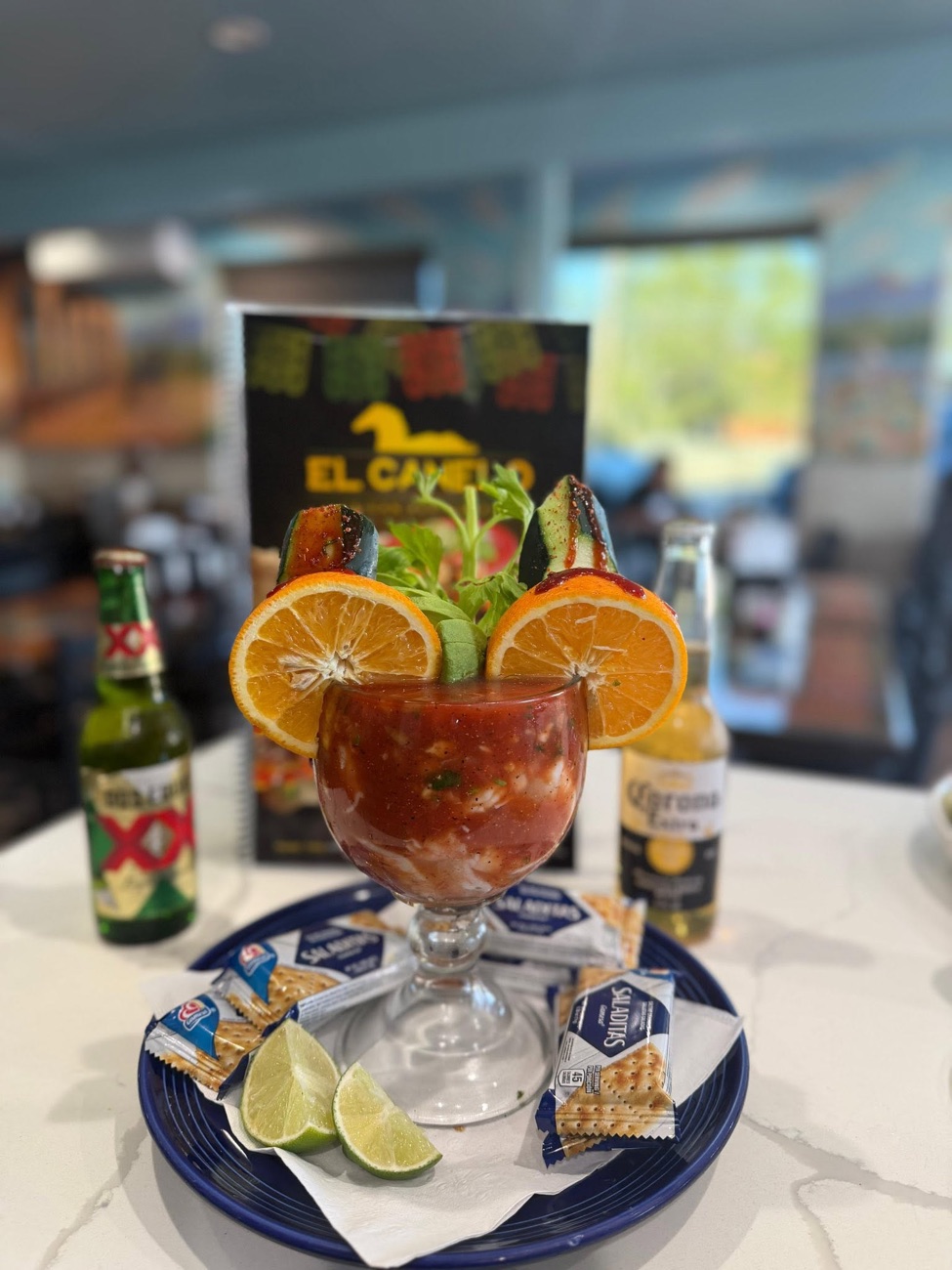 Coctel de mariscos — seafood cocktail with avocado and orange slices