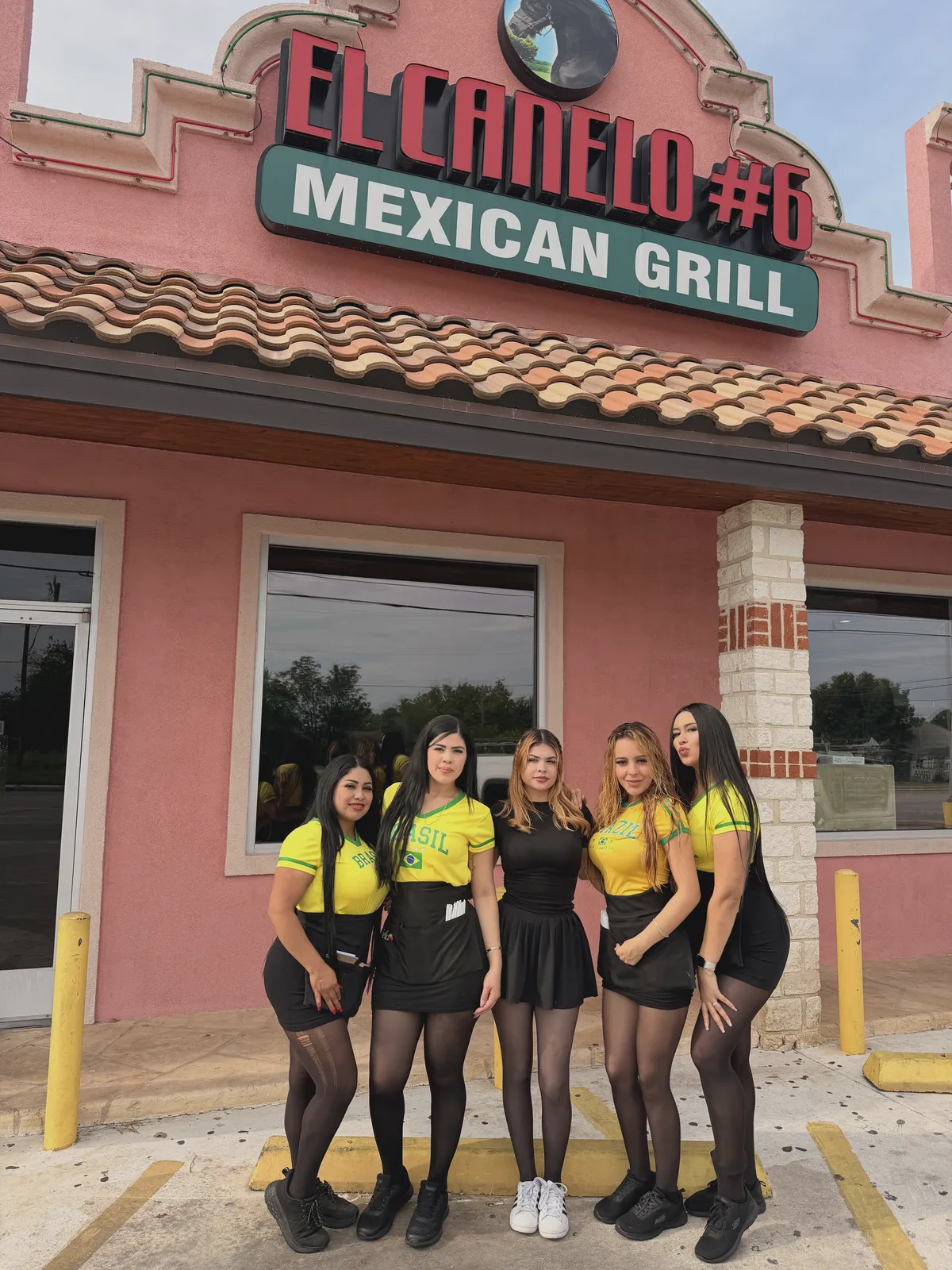 La familia out front